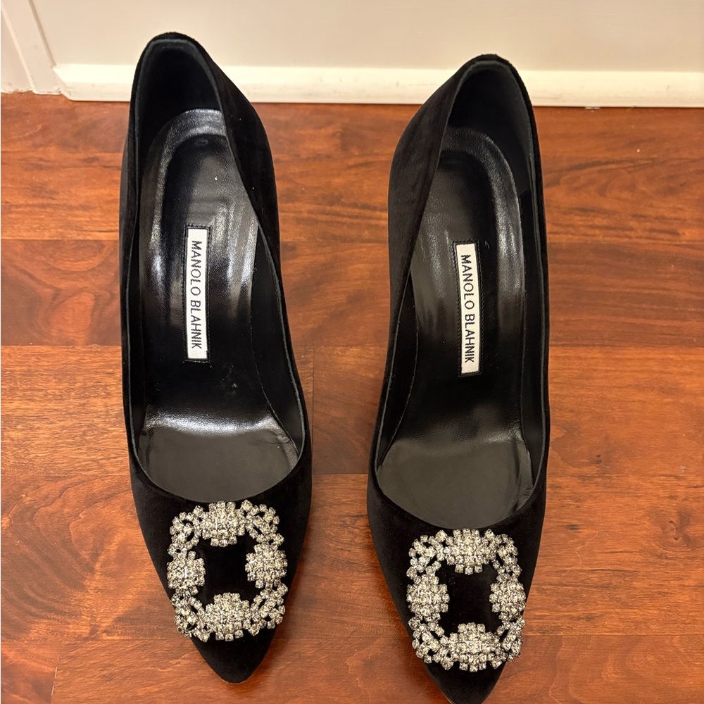 MANOLO BLAHNIK
Hangisi 105 crystal-embellished velvet pumps